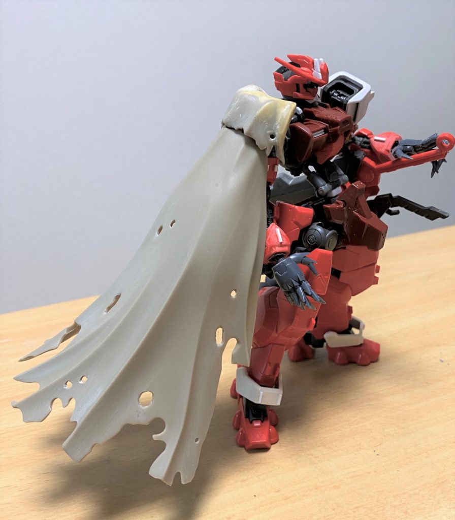 マントの接続部はそのままだと見栄えが悪いのでパテ等で整形しなおしています。3mmジョイントで接続しているので少しだけ前後に動かせます。前作のキマリスと同様、腕1.5mm、腰2mm、腿3mm程度延長しています。