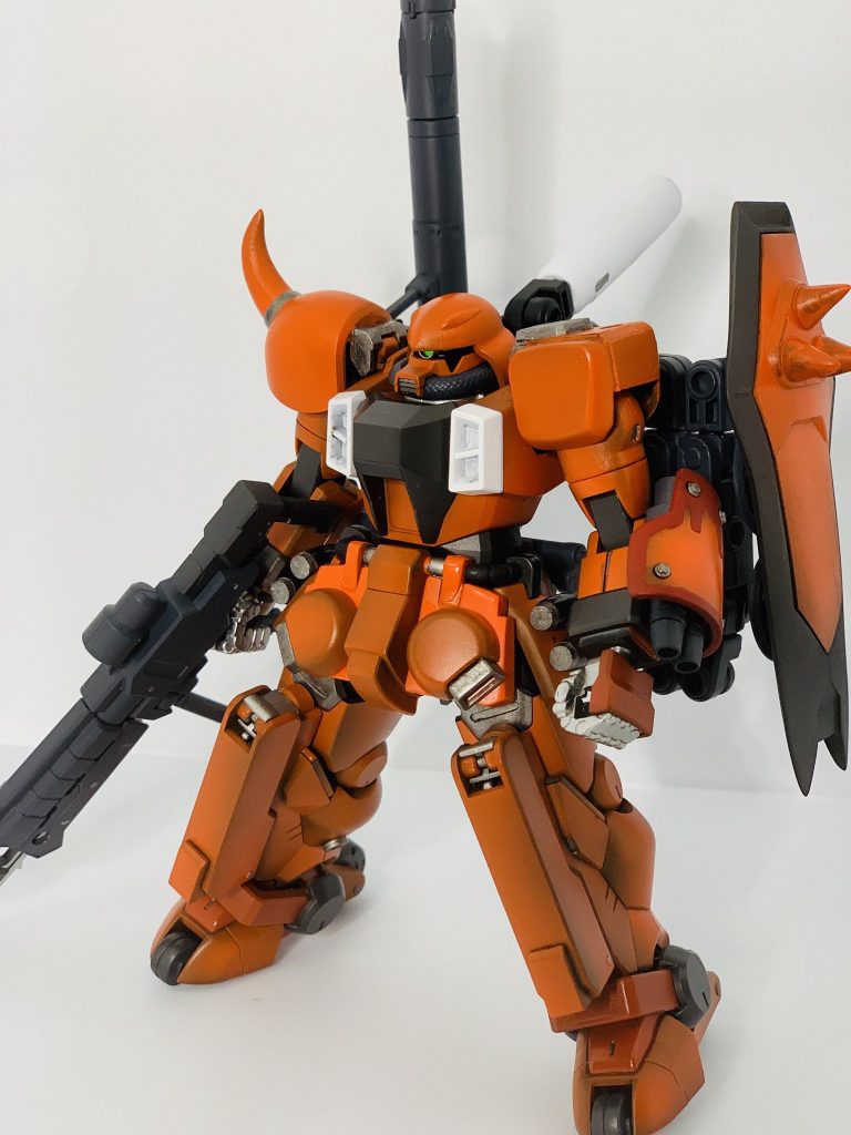 基本的にはザクウォーリアとグリモアレッドベレーのミキシングにジャンクパーツを組み合わせたものです。ザクウォーリアの手足が貧弱に見えたのでゴリゴリマッシヴに見えるように心掛けてみました