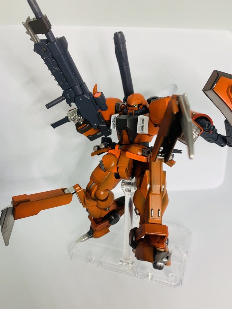 レッドベレーの下半身を丸ごと使っているのでクロー展開ギミックも健在です。ライフル下部にはチェーンソーを装備、タイムラグを極力減らして近接戦に移行できます