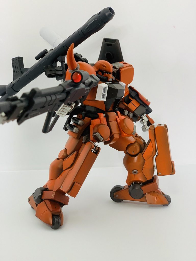 ライフルはそのままレッドベレーから、見えにくいですが腰にも予備のザクウォーリアのライフル1丁装備しています。背中のバズーカはジンの無反動砲を持たせてます。ネオジオング対策にあえて火器類はすべて外せるようにしてあります。真剣にGBFで戦うことを考えた結果、「奇抜性より汎用性」という考えに至ったので、拡張性を残した作りにしています。