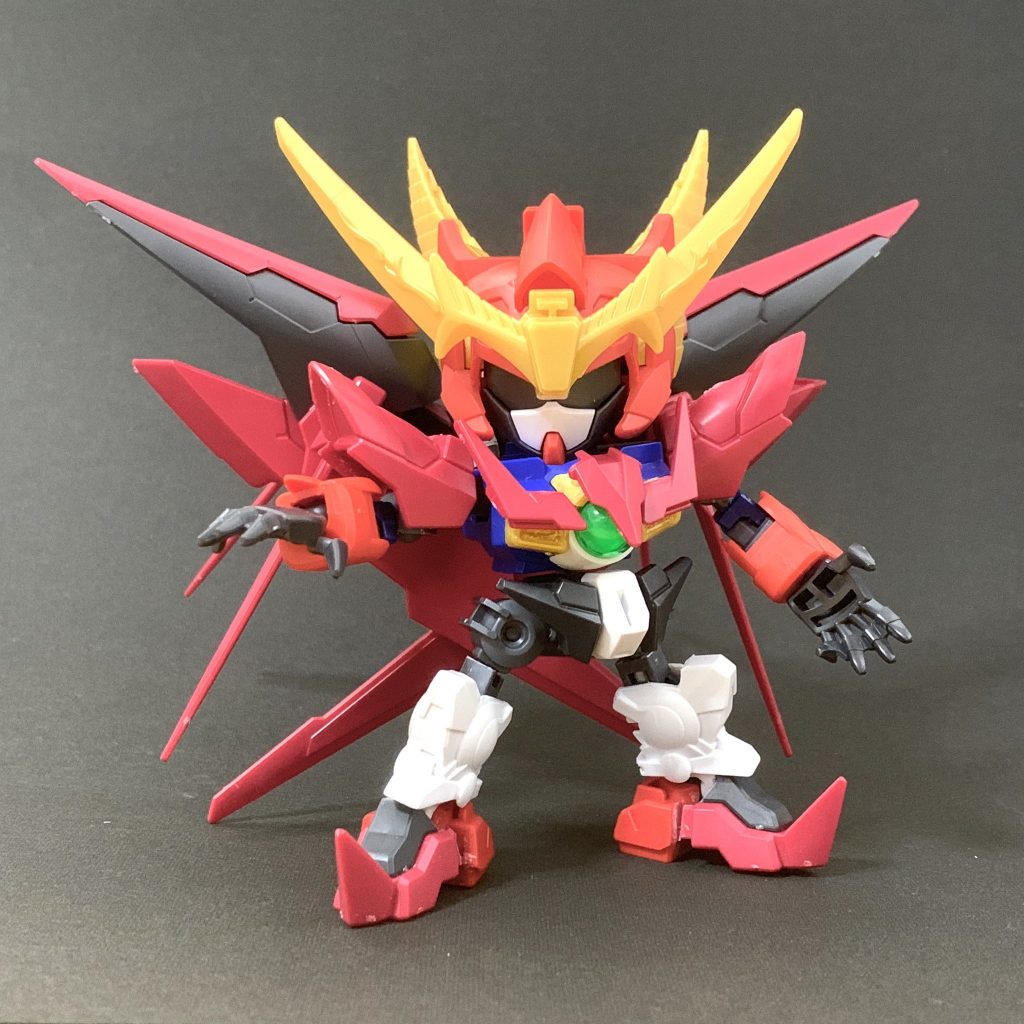 頭はヴァルキランダーに、ストライク劉備のツノ。胴体は號斗丸、股関節はCSフレームの肩関節、腕はヴァルキランダー足はSDEXエクシアを使用。後はHGエクシアダークマターをぺたぺたと。肩関節はスモコさんのフレームを使用させていただきました。