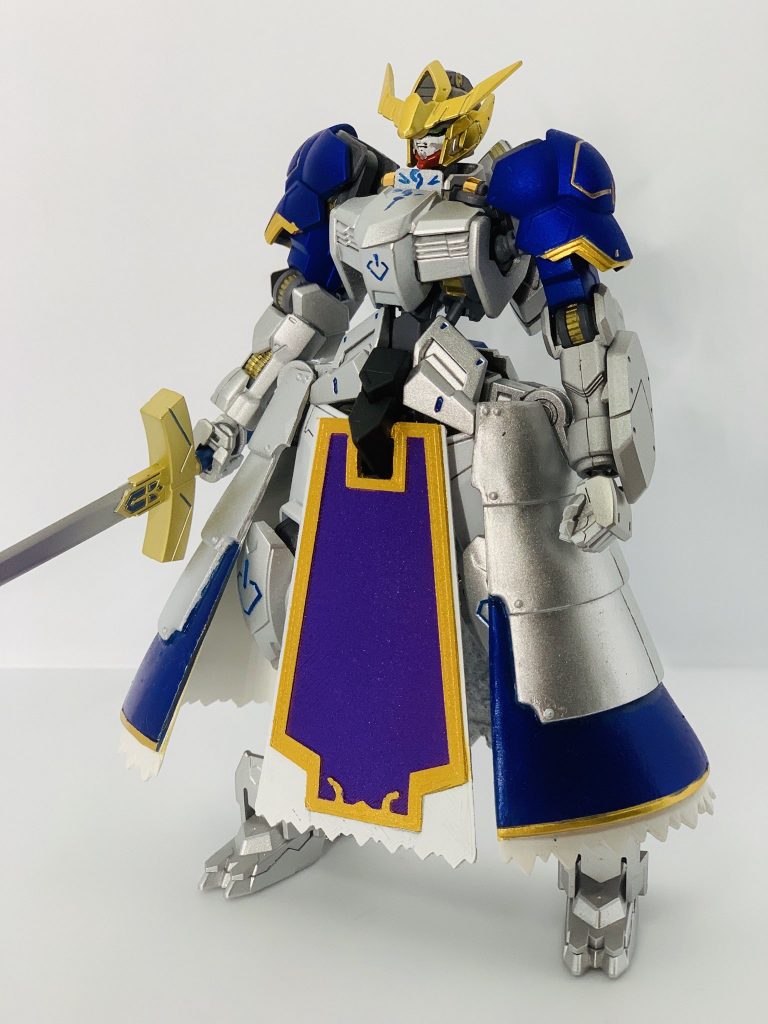 全身像。そこまで細かい改修はしていません。上半身はほぼバルバトスのまま、なんとなく雰囲気でそれっぽく見えればいいな、と思って製作しました。前垂れと後ろのスカートは３Dプリンタで作っていますが、少しのっぺりし過ぎました。 