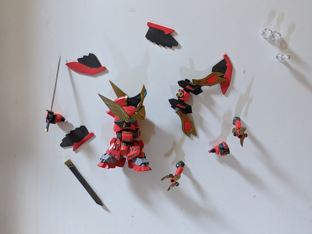 今回全身に磁石を多用しているので冷蔵庫などに貼り付ける事も可能です。