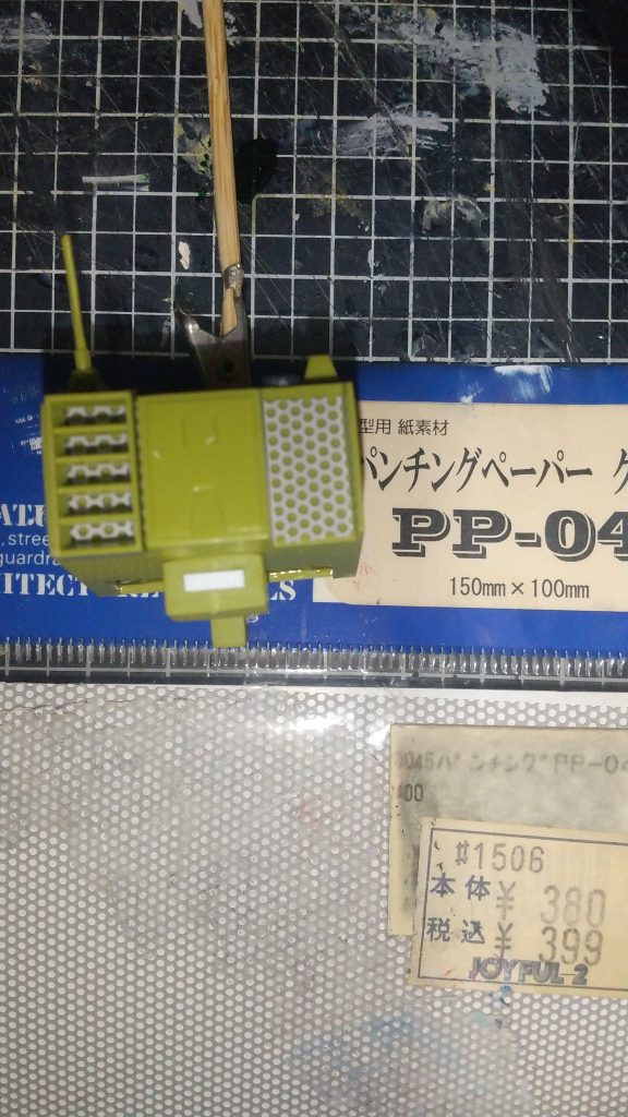 光栄堂さんのパンチングペーパー。凄く使い勝手が良いです。アルミのパンチングだと切ってる時点で反ってしまうけどこれはそれが無い