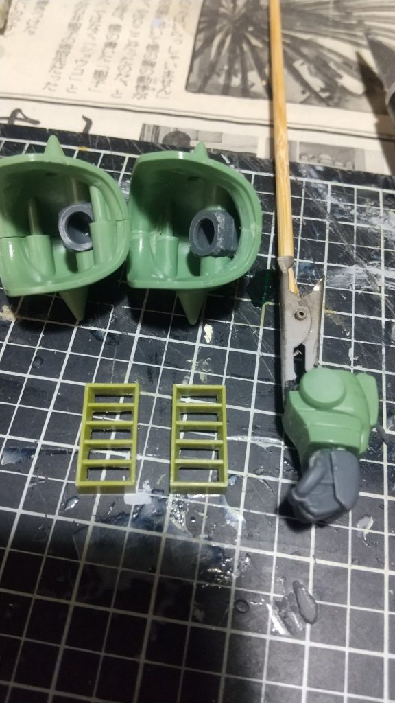 そのまま作ろうかと思ったんですが我慢出来ずにダクトくりぬきと、スパイクアーマーのダボが丸見えなのでリューターで削り落とし腕のディテールがうるさいのでフラットにしましたこの作品の本体はバックパックなので