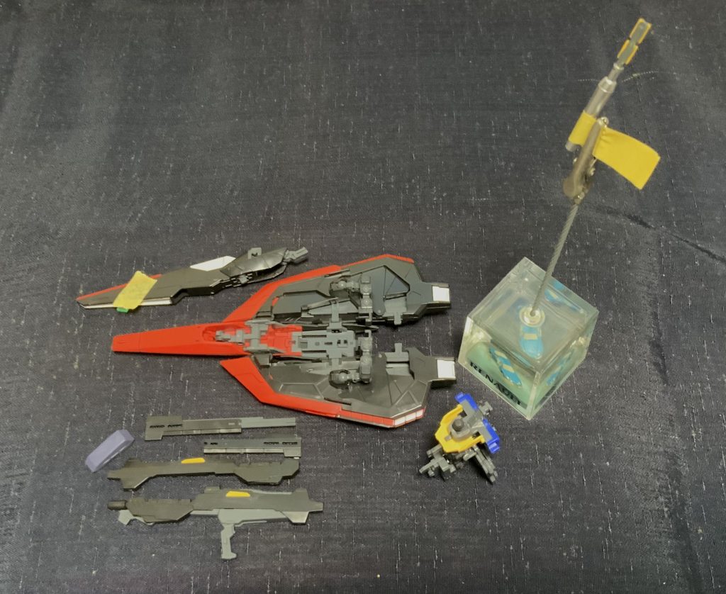 ビーム・ライフルを組立時、塗料が剥がれてしまった。。。😓再塗装、乾燥。何事も慌ててはいけませんね (-_- ; ) それとWAIST UNIT周りも組立。