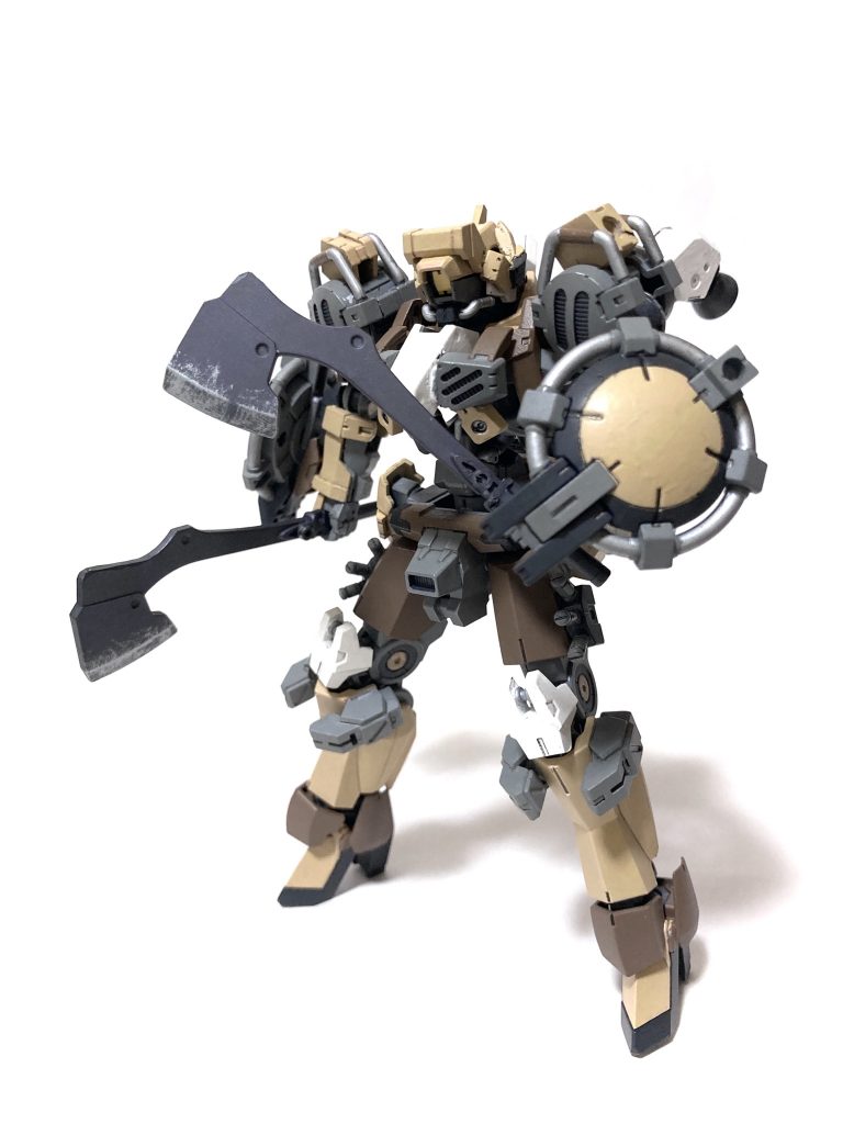 近接戦闘時はシールドを腕に装着することもできます。バトルアックスは後部のないシンプルなものにしました。 