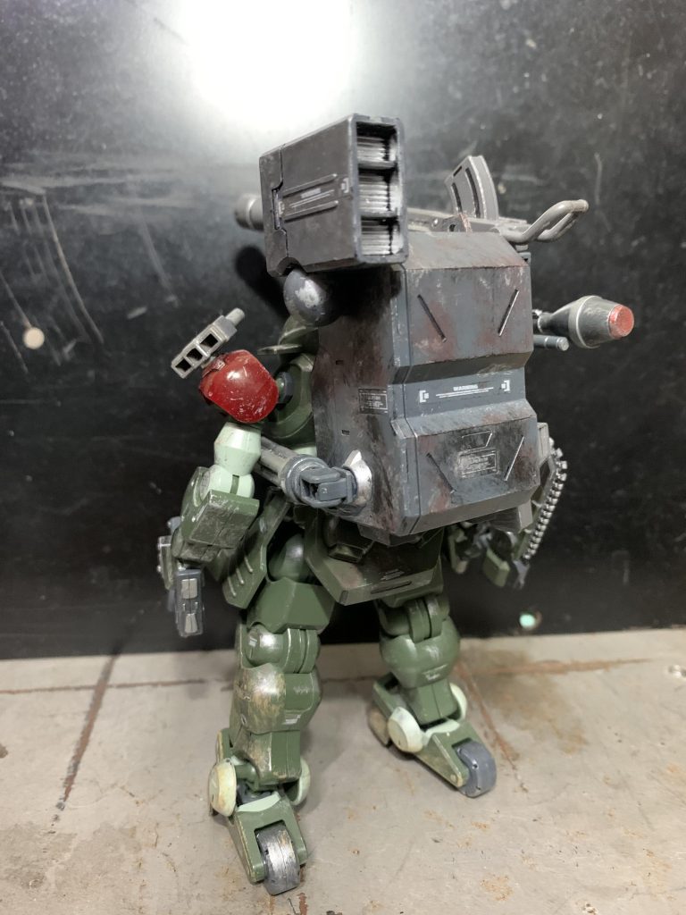 背面。コンテナはボロボロになるまで使い回すだろ、という想定で煤や錆汚れを多めにした記憶。肩の赤黒い色合いは密かにお気に入り。