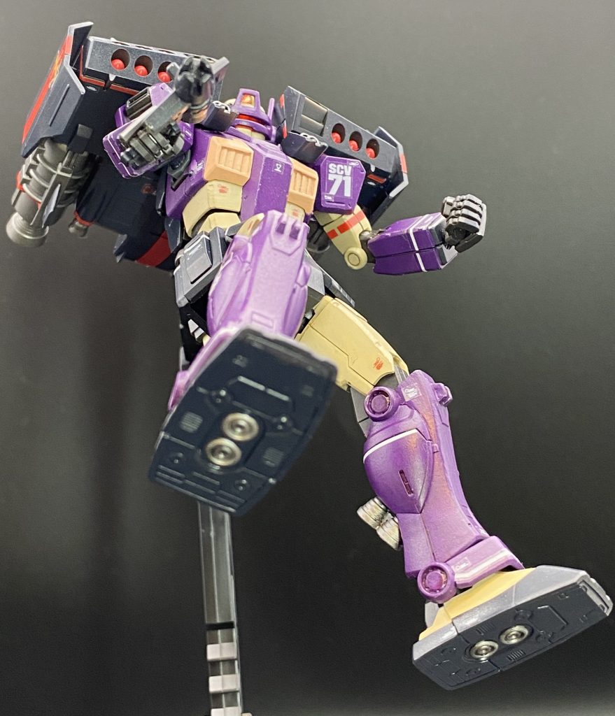 気軽に仕上げる目的もあり、今回は頭部や武器の合わせ目消しや表面処理等の基礎工作の他にはスプレーガンのマズルを切り欠く程度しか手を加えていません配色は他のオリジン系ジム達と合わせる為に設定より濃いめに塗装は武器のメタリック以外は全て水性アクリル系の筆塗り、マズルやスラスター穴等は黒色無双で塗り潰し、最後にエッジを強調させる為に全体にドライブラシを掛けました