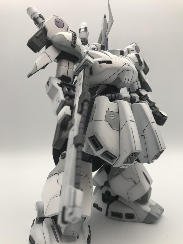 機体色はキュベレイをイメージしましたが、イマイチです。白以外の差し色の使い方が難しいです。 