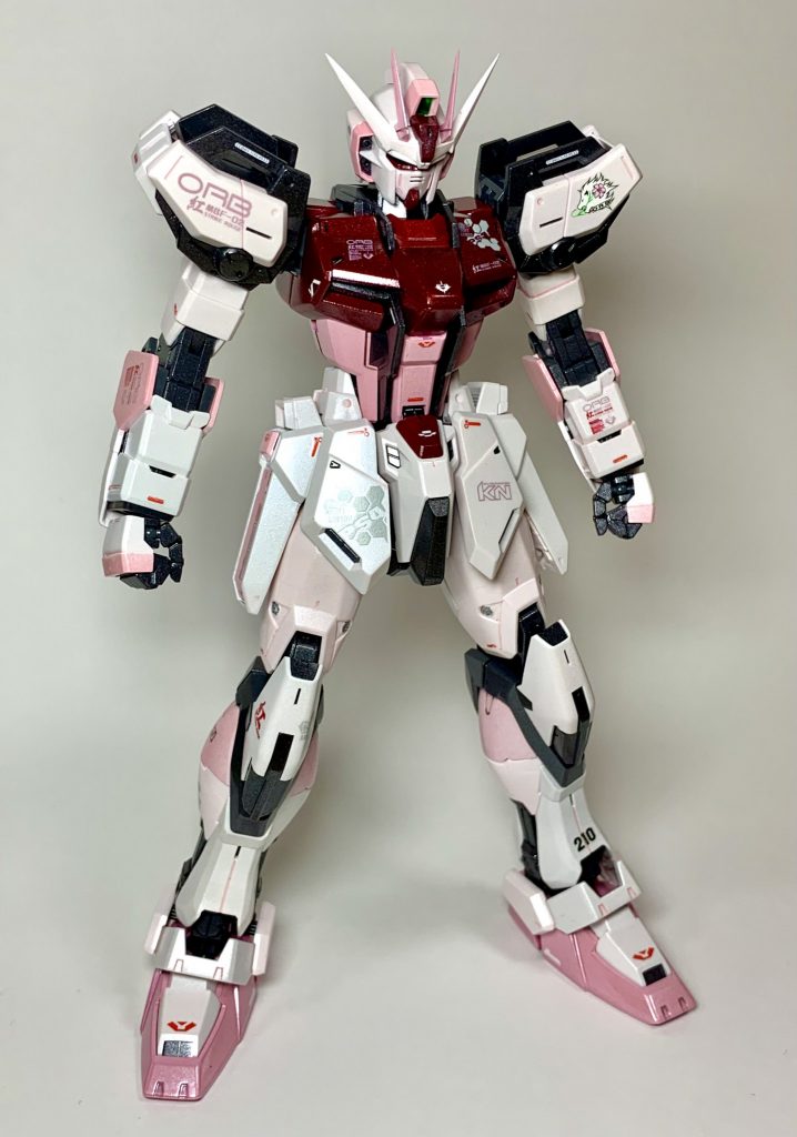今回は特別な改造を施さず、素直に組み上げました。使用キットはMG 1/100 ストライクルージュ＋オオトリ各部腕のポイントには薄いピンクの色変更を加えています。塗装は全てスプレー塗装です。