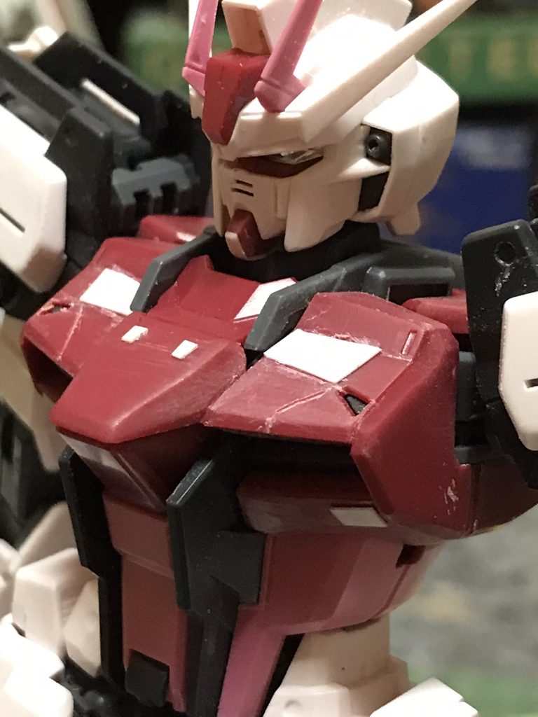 胴体に適当にプラ板貼り付け少しスジボリやってみました。