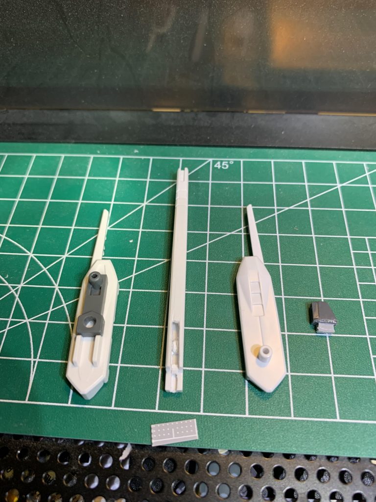 没ネタ。各モードに変形する際、センサーが干渉するので差し替え式に。しかしそうするとキャノンの伸縮部分と干渉するので一部に切れ込みを入れることに。でもそうするとキャノンが伸びた時に切れ込み部分が露出してしまう為、見えるギリギリ手前で止まるようにプラ板でストッパーを自作。ところが、センサーを紛失したため没となりました…。