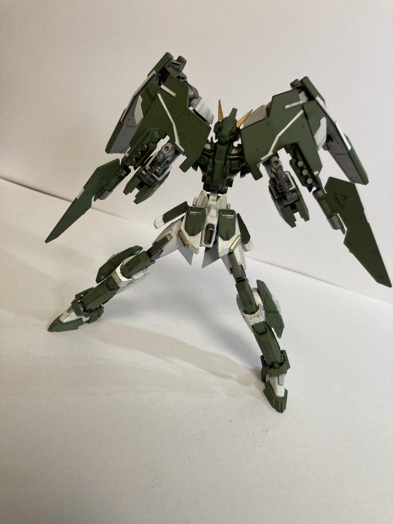 ハンドガン状態でもシールドは展開出来るので防ぎつつ反撃もできます!ちなみにシールド裏にはグレネードミサイルがあるのでこの状態で撃つ事が可能 そしてスモークグレネードとしても使えます!