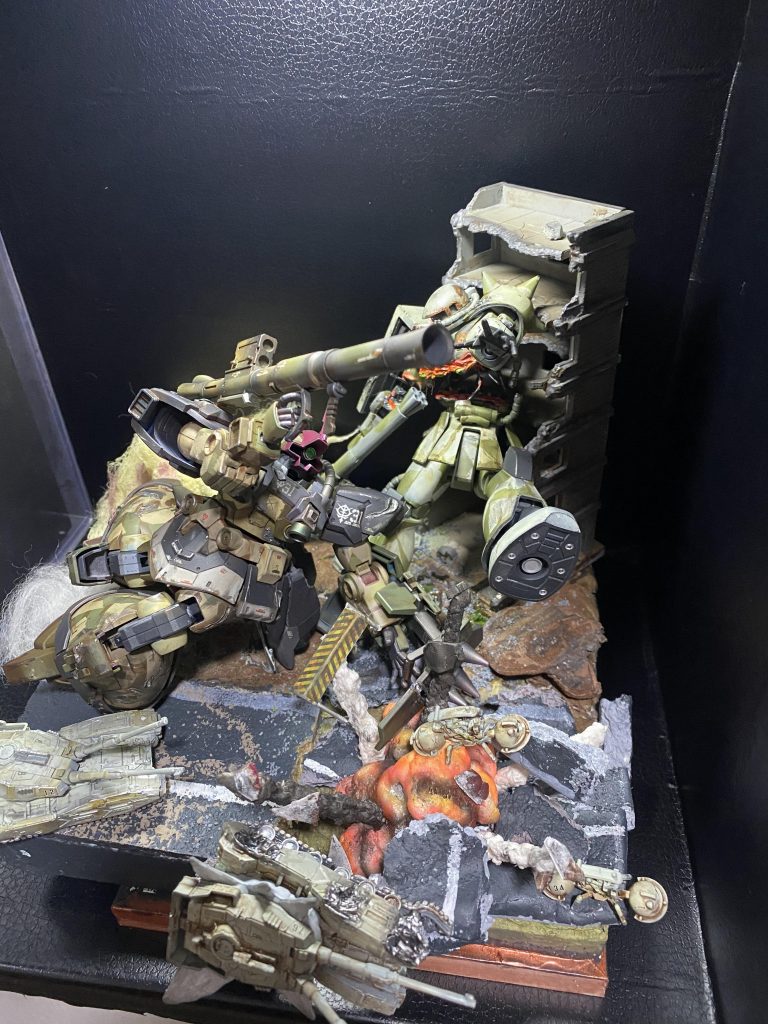 ドムを全塗装した時にしたかったホバリングしている瞬間のジオラマを作成しました。砂埃エフェクトを使ったんですが‥少し色の発色が‥でも全体的には満足です！