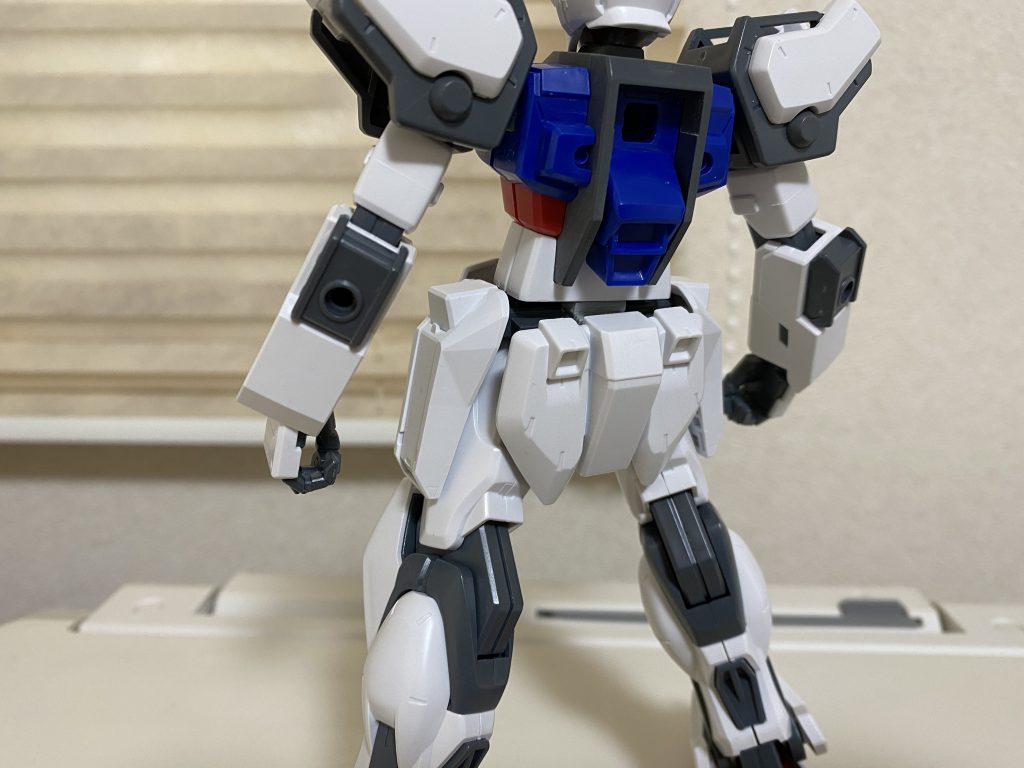 腰は仰け反り防止+S字立ちのためにプラ板を2mm重ねてストッパーを制作(グレーのプラ板) リアアーマーはS字立ちの際に干渉するので、後ろに2mm分オフセット他にも首1mm延長、関節のクリアランス処理等色々やりました