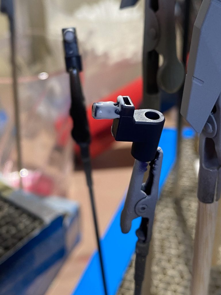 接続穴が緩々だったので木工用ボンドで軸補強しました