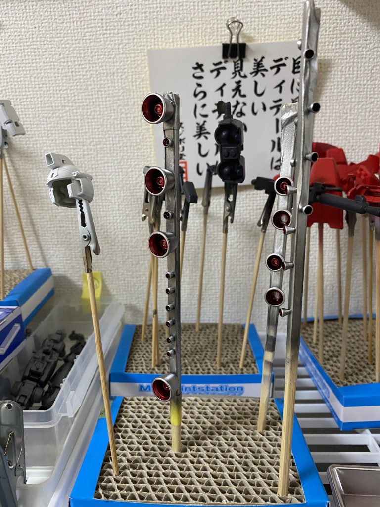 全体的にはつや消し仕上げとしましたが、バーニアは黒サフ+メタリック塗装+光沢塗装を施しました。下地によってメタリック仕上げの質感が変わることに感動しました。