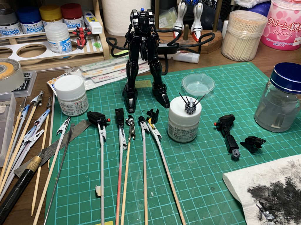 ぼちぼち塗ってたのですが、まずはアクリジョンの黒で全てを塗りつぶしていきます。ベースブラックとか発売してくれたら楽でしたが、無いので普通の黒を使いました。