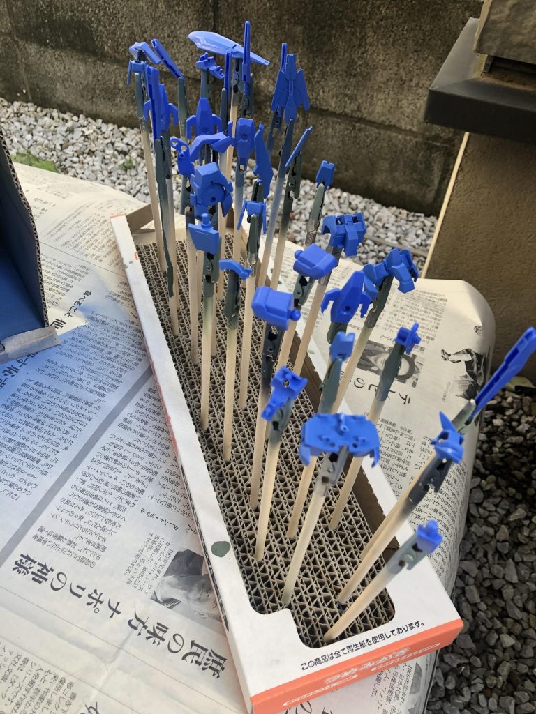 塗装中。今回はAmazonで見つけたガンプラ制作本を参考にしながら行ったためかなり満足できる形に仕上げることが出来ました。リンクを張っておきますので是非。NOMOKEN extra edition ガンプラ入門 (ホビージャパンMOOK 309) https://www.amazon.co.jp/dp/4894259249/ref=cm_sw_r_cp_apip_Nifk2L6ikYUzb