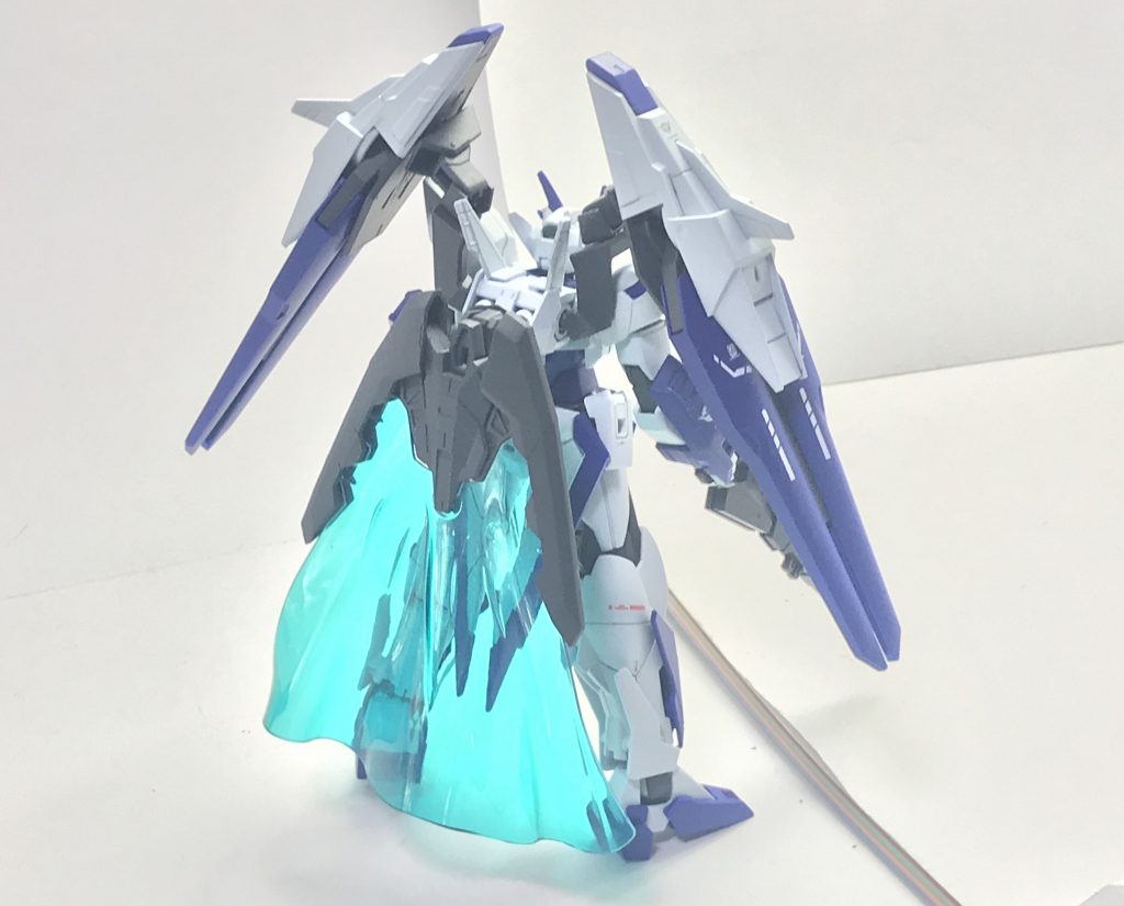背面。ディバインダブルオークアンタから引き続きトライホルダーフレームが搭載されており、余剰出力や過剰な熱量をGNパーティクルマントに変換することで、稼働時間の延長とトランザムブーストモードにおける自壊を防いでいる。