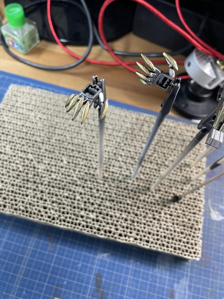 爪も塗り分けてます。