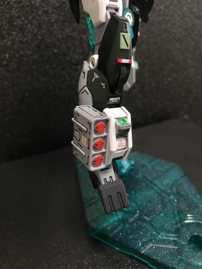 レンズはアイズを接着して膨らんだので収まりませんが気にしない気にしない!コレ設定はミサイルだったの後から知りました←。なのでジャンクから見つけたミサイルつけました笑笑