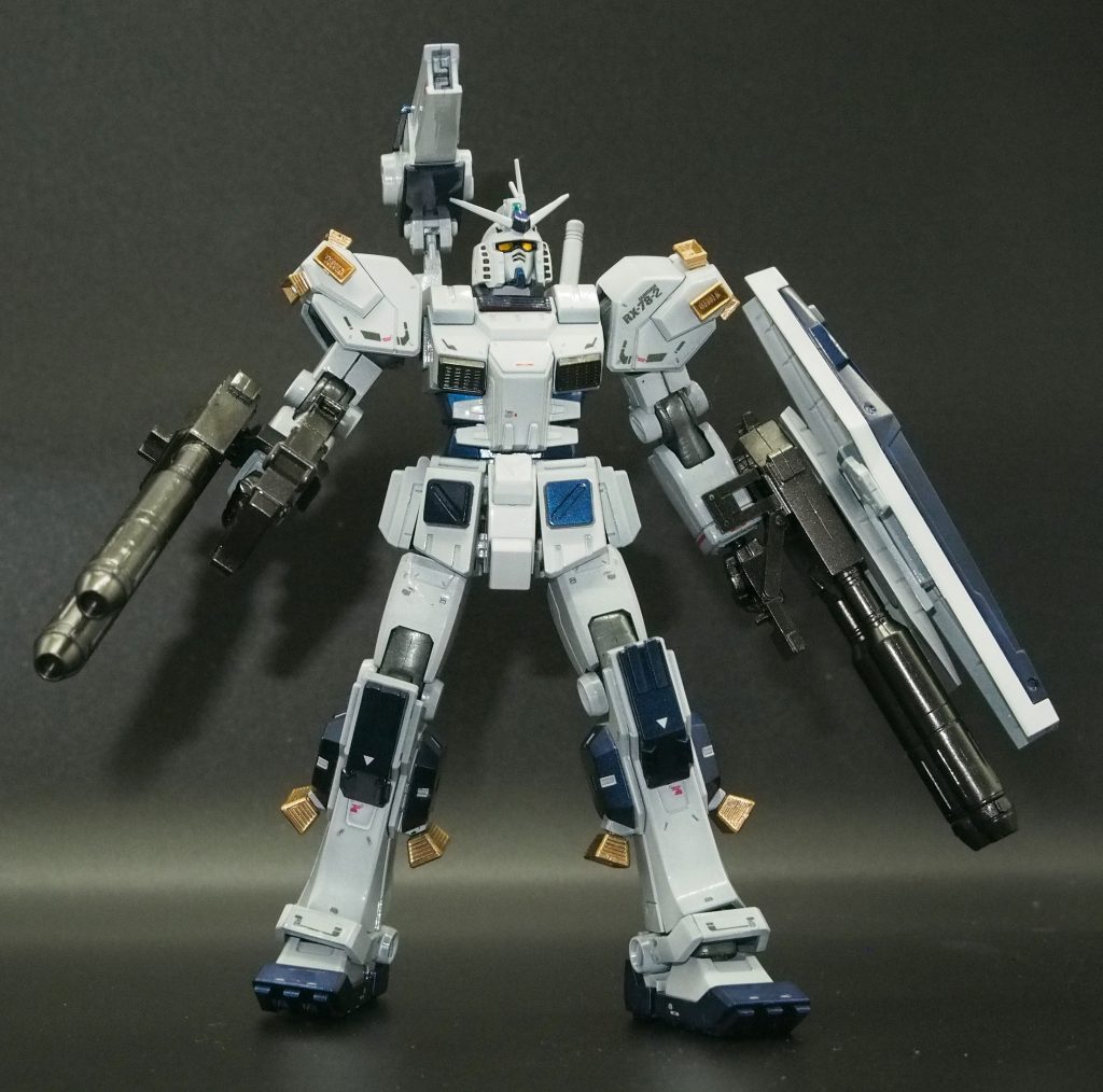 配色はG-3ガンダムを参考にして、白い悪魔のイメージから外れないように白ベースにまとめました。白塗装の部分はチタニウムフィニッシュの練習をしてみました。下層から順に黒、ホワイトパール、クリアホワイト、(デカール)、クリアトップコート。すべて水性ホビーカラーです。本物のチタニウムフィニッシュのような光沢にはたどり着けませんでしたがそこそこ重量感のある表現となりました。