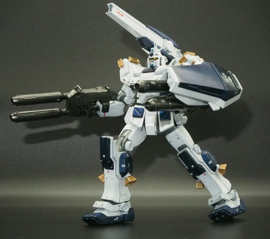 フレキシブルアームを撤去しシールドの枚数を削減、左手を連想ビーム砲に交換、バックパックはORIGINガンダムのものに小型化。サンダーボルトの雰囲気を取り除こうとあがいてみました。関節部分も交換したかったのですが規格があわずに断念。