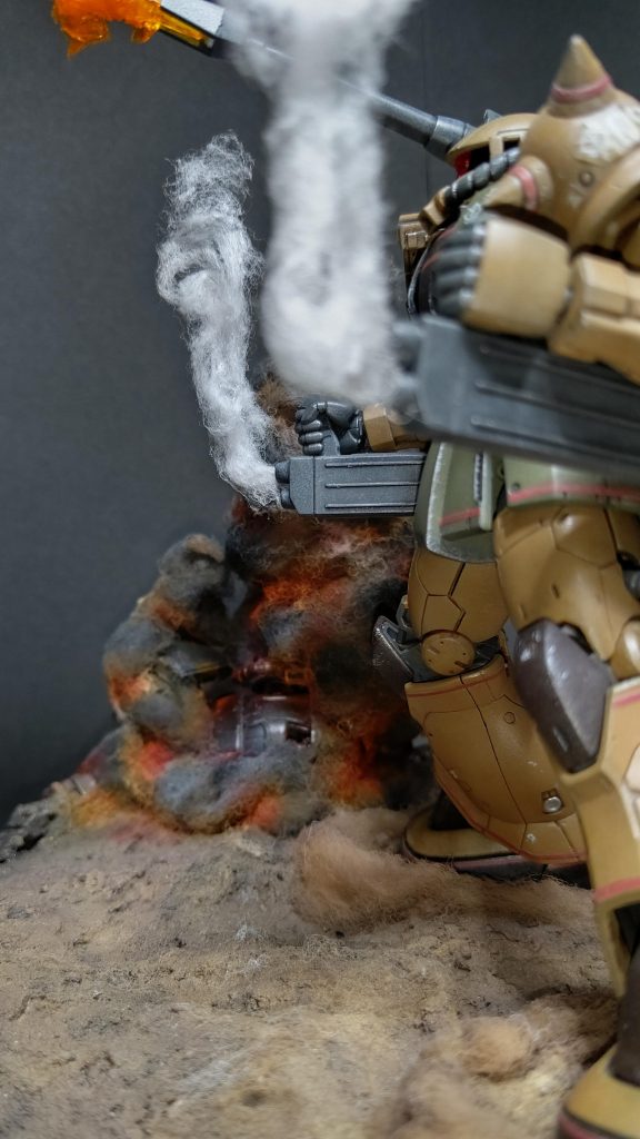 スペースが寂しかった為、破壊され黒煙が立ち上るザクの上半身を置き、戦場の雰囲気を演出してみました。