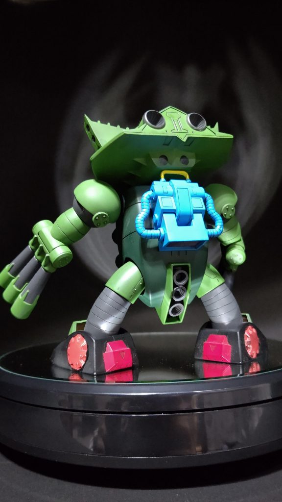 旧キットなのでスジ彫りやデカールなどディティールアップする余地がいくらでもあるところですが、あえてしませんでした。…と言うより、してはいけないと思いました。かっこよくしたり、兵器感を出させてはいけない!あくまでコミカルな容姿を維持させたい!