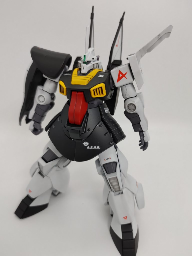 素立ちって難しいよね。　　　　　　　　　　　　普段はカメラマン役をやってくれる友人がいるので写真は任せているのですが、今回は自分でポージングして撮っているので、どことなく糸の切れた人形感があります。模型もだけど写真練習しようね。