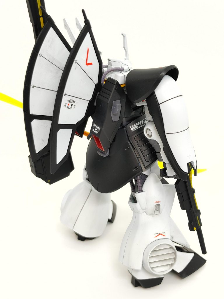 バックショット　　　　　　　　　　　　　　　　貼ってからデカールクソダセェなって思いました。ラッチが片方空いてるの寂しく思ってしまうタイプなので、武器か何かマウントさせてあげたいですね。