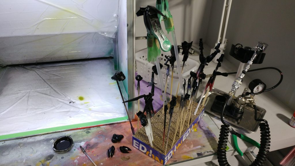 今回はエディオンなんば店のビルドベースでエアブラシ塗装をして製作しました。