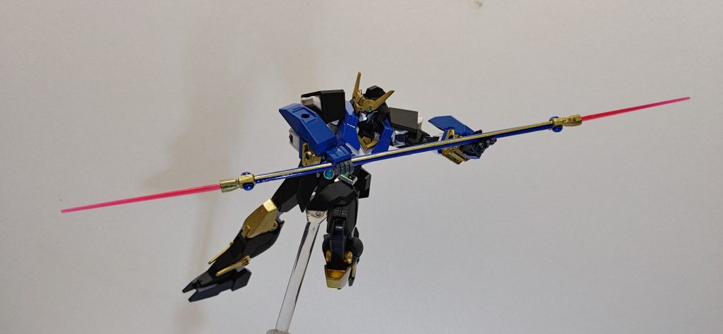 高く跳躍してビームスピアを展開。 