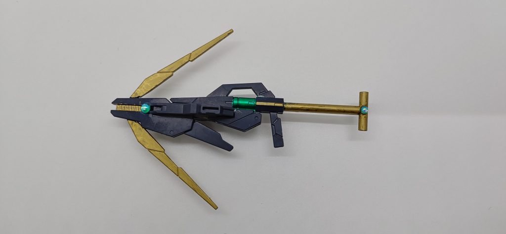 若干ではありますが、銃尻のトリガーレバーを引くことが可能となっています。ベースはアースリィのビームライフルを使ってます。