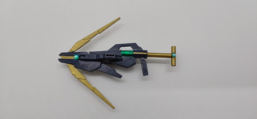 専用武装の【ペガサススナイパーボウガン】「射抜く物」をイメージさせる物を手にすることで作り出されるペガサス・ドライヴ専用のビームボウガン。風の力を霊石の力で取り込み、ビームごと圧縮させる事で通常のビームライフルに比べ高威力かつ貫通力が高い攻撃を放つ事が可能。
