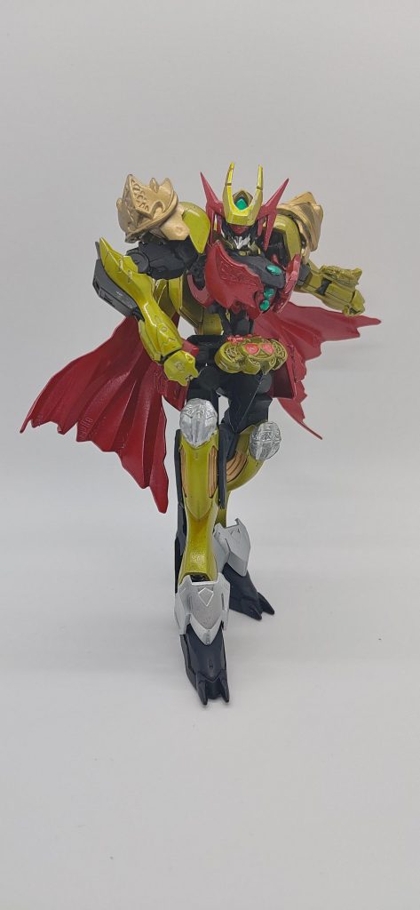マントはウイングガンダムフェニーチェを使用。角の部分はガフランの靴パーツです。