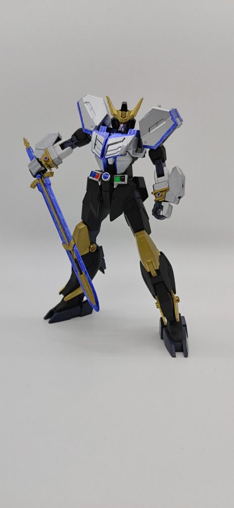 ベースはグレイズリッターのメインウェポンであるソード。装飾やカラーリングを工夫しています。伸長するという事で刀身の一部をくり抜いてます。