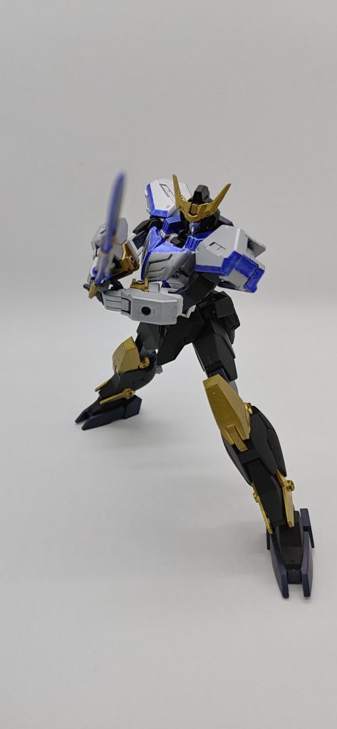 敵の攻撃をものともせず、ゆっくりと歩みを進めていく。