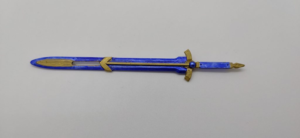 専用武装の【タイタンヒートソード】ブレードやカタナ等「斬り裂く物」をイメージさせる物を手にすることで作り出されるタイタン・ドライヴ専用の刀剣。巨大で重い刀身全体からシールドエネルギーを発する。全長10メートルの刀身が半ばから最長12メートルに伸びる仕様になっており、戦闘時に伸長する。