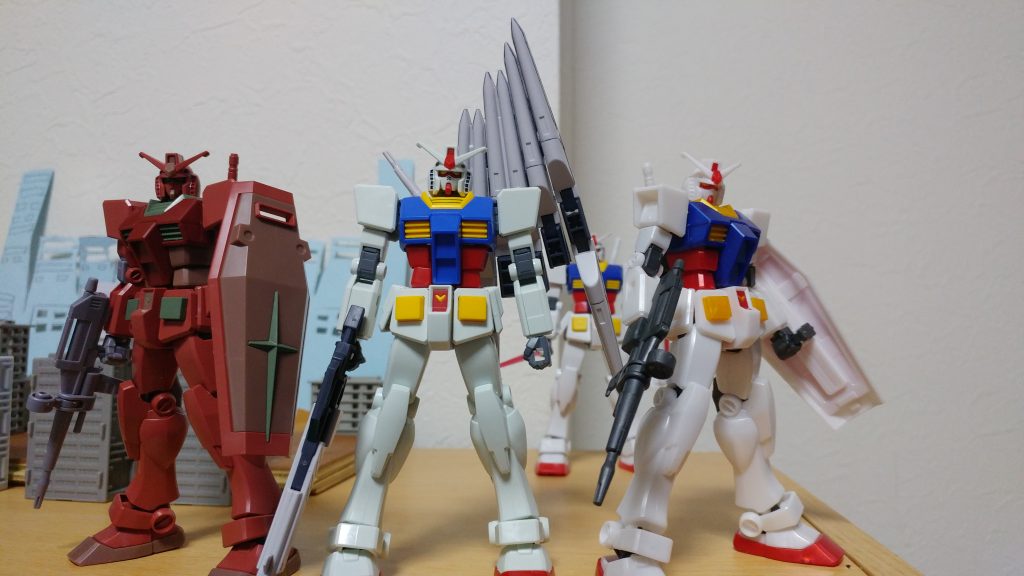 私の持っているエントリーグレードガンダム三兄弟達と(メタリックとクリスマスバージョン)