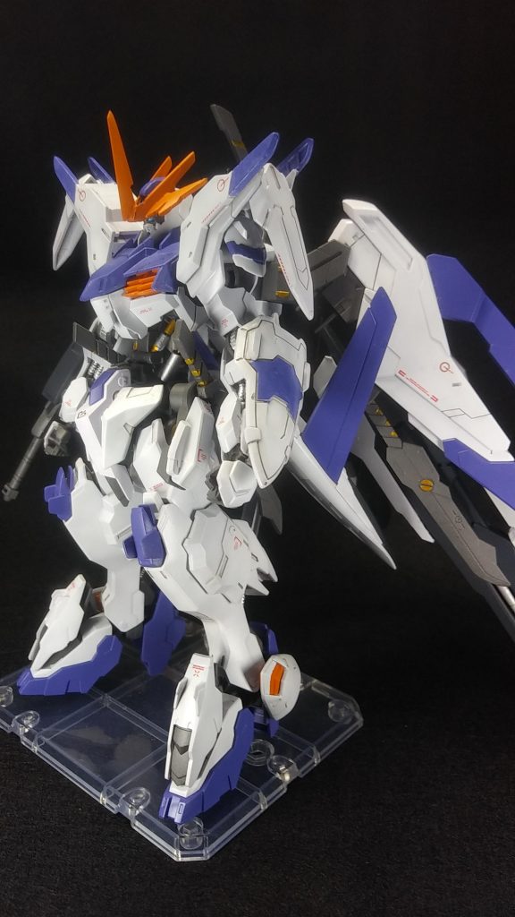 側面サイドスカートはでかくて動きにくそうだったのでジャンクパーツと組み合わせて作成しました。足には端白星のスラスターを移植しています。