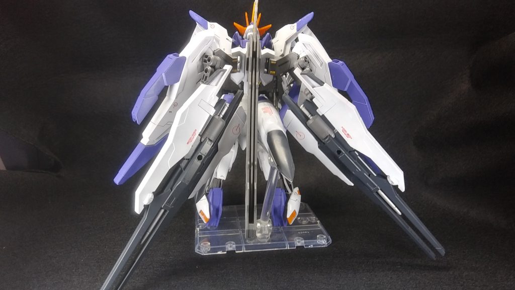 背面マルコシアスの腰のバインダーと背面のバインダーの一部、そして「HWS&SVカスタムウエポンセット」のランサーミライルを組み合わせた翼を増設して4枚羽にしました。更に、見えにくいですが腰には端白星のスラスターを取り付けています。