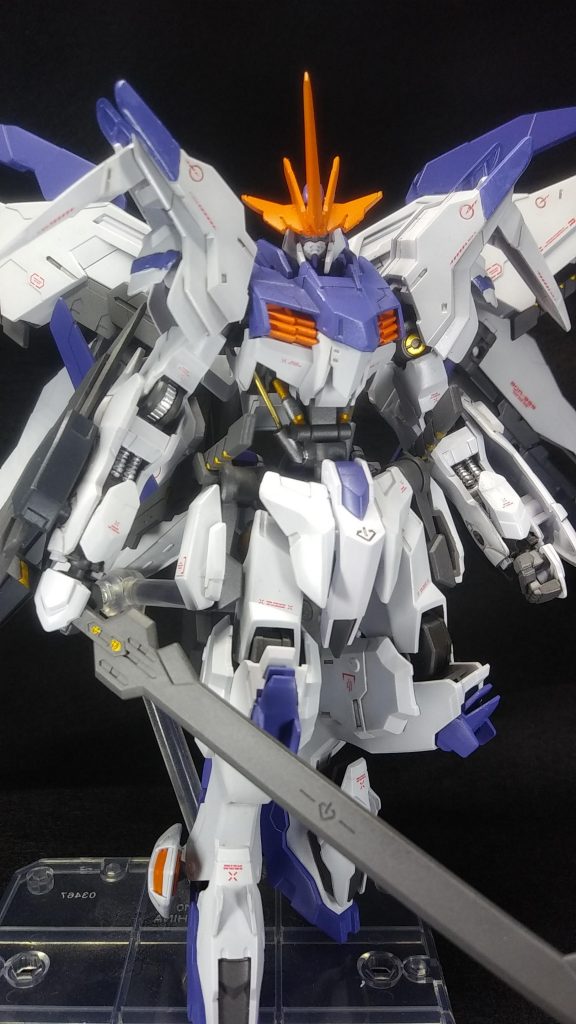 抜刀鉄オルの機体はフレームが所々露出しているので金や銀で部分塗装するととても映えると思います。