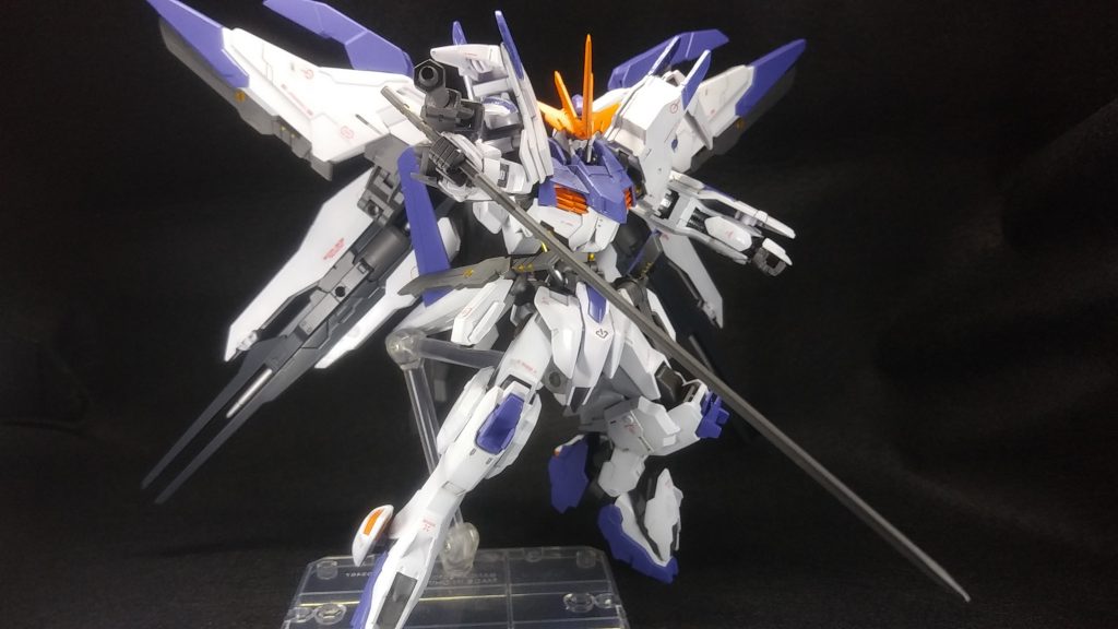 右腕に取り付けた端白星のサイドスカート(？)にジャンクパーツで作成した短剣を装備しています。柄の先端に穴を開けて銃口としました。