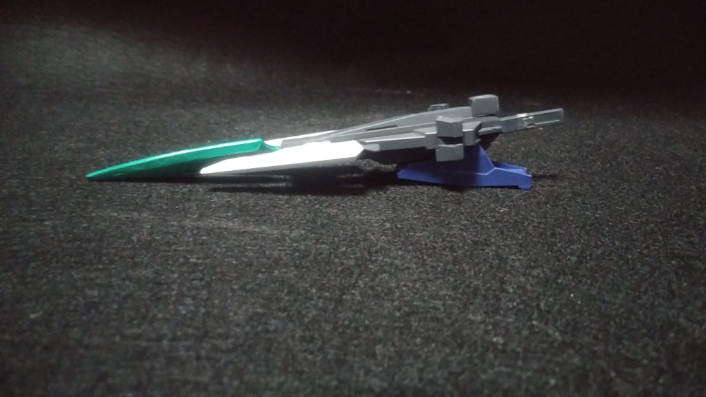 AGE-2マグナムのドッズライフルをベースにグランサのシールドライフルの先端、LBXアキレスD9のソードビットを組み合わせて作成。シールドを接続する用の受けも取り付けています。