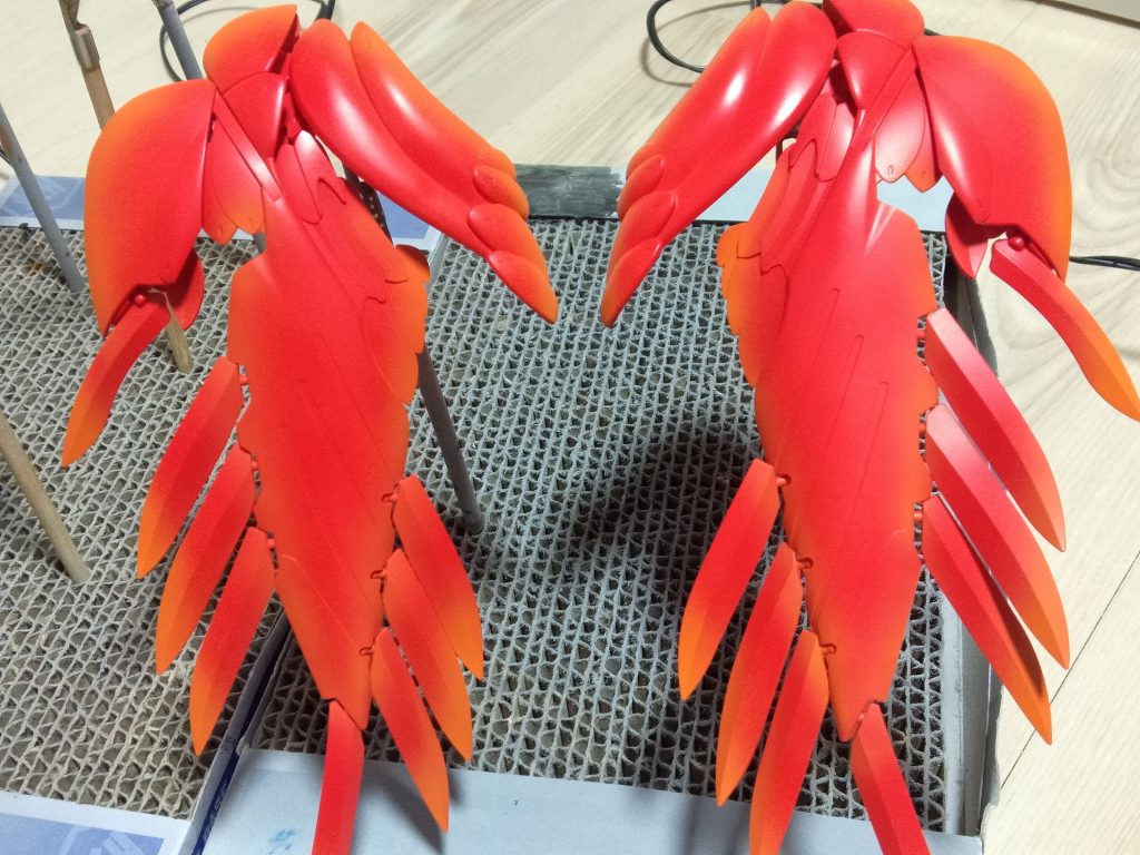 羽根を赤とオレンジの色で塗装