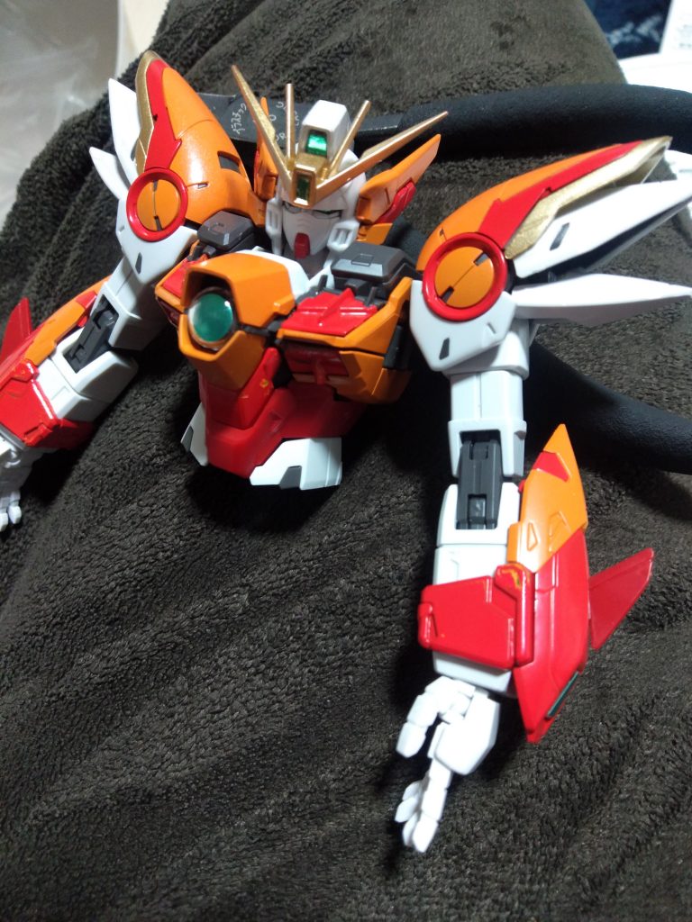 アンテナと肩にゴールドをアクセントに塗ってます！オレンジの上にゴールドを散りばめてます！