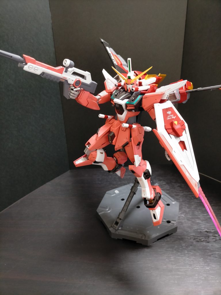 MA-M1911 高エネルギービームライフル:ルプス ビームライフルの改良型。近接戦闘時の取り回しを重視し、サブグリップがオミットされている。不使用時は腰部にマウント可能。MX2002 ビームキャリーシールド実体盾にビームシールドとビームブーメラン、ワイヤーアンカーを搭載した複合兵装。ビームシールドは防御力が高く、高出力ビーム砲や陽電子砲すら防ぐ事ができる。小説版では対ビームコーティングがなされているとされている